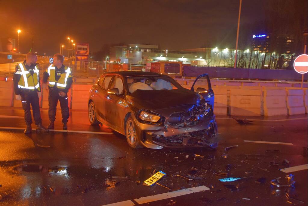 Inzittende(n) vluchten na ongeval op kruising