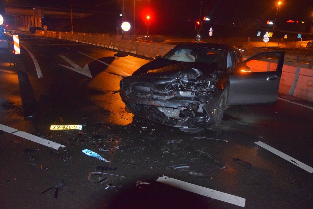 Inzittende(n) vluchten na ongeval op kruising