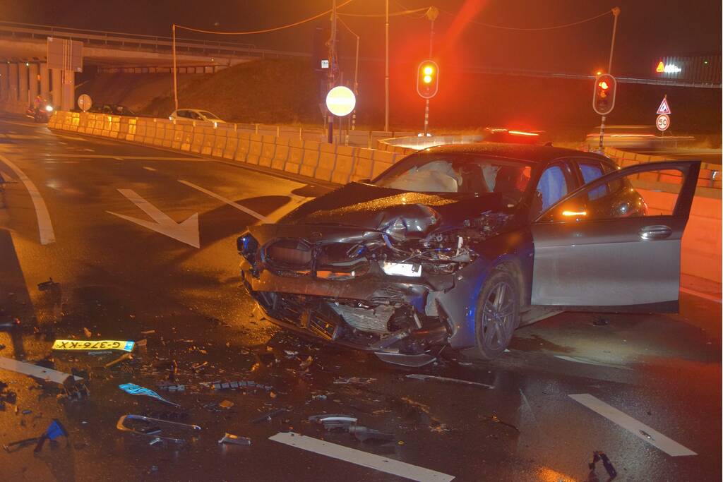Inzittende(n) vluchten na ongeval op kruising