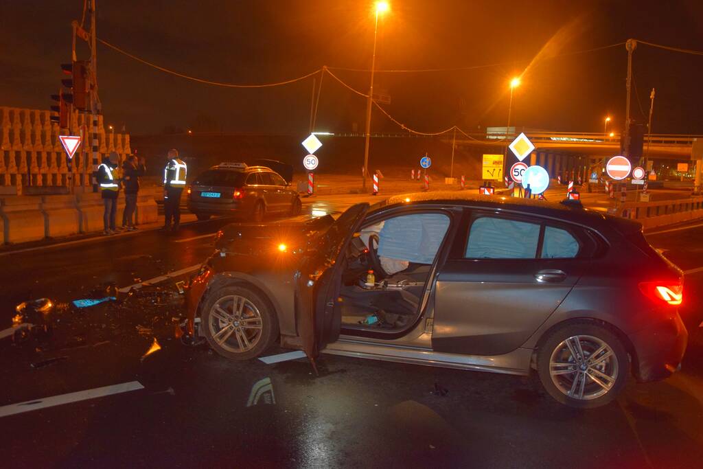 Inzittende(n) vluchten na ongeval op kruising