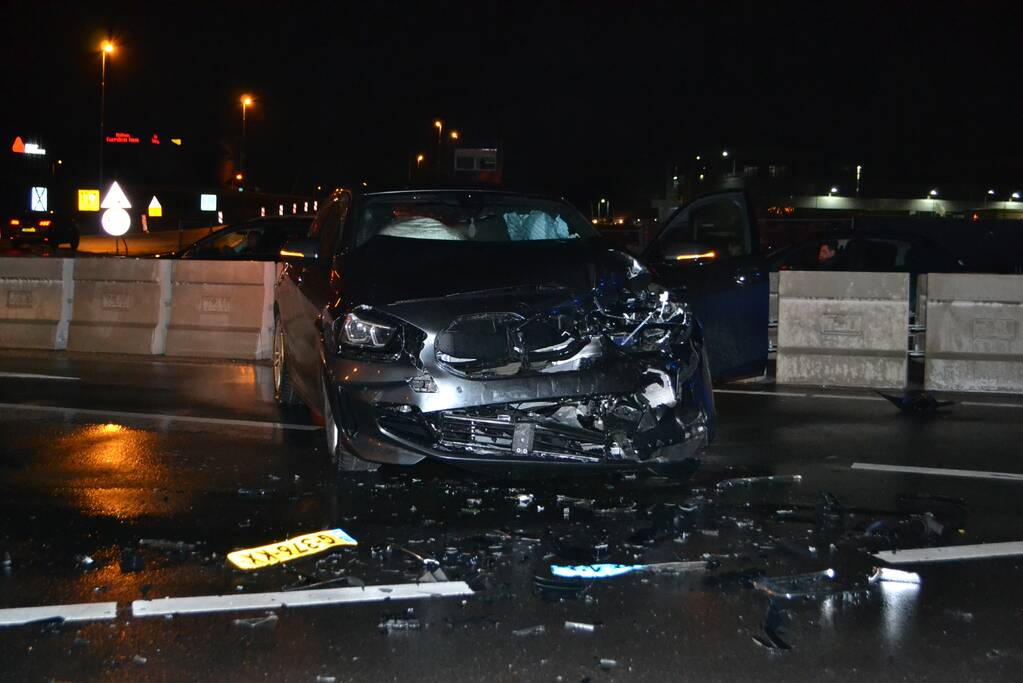 Inzittende(n) vluchten na ongeval op kruising