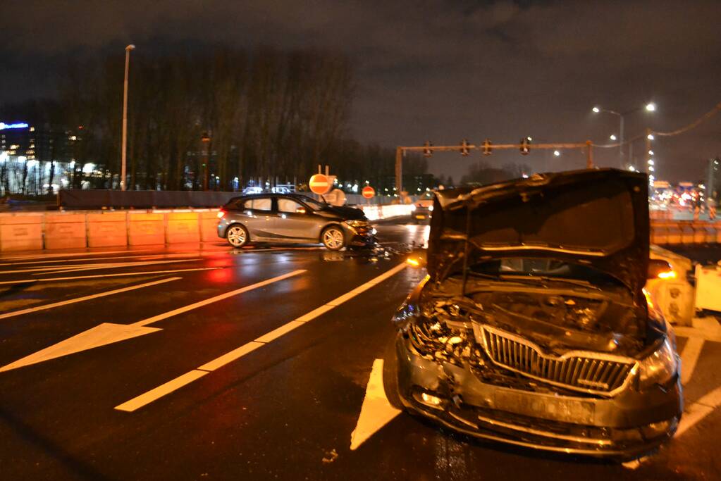 Inzittende(n) vluchten na ongeval op kruising