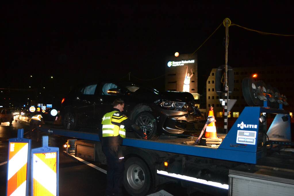 Inzittende(n) vluchten na ongeval op kruising