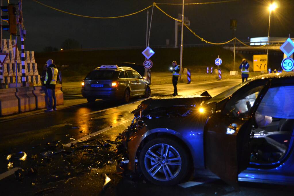 Inzittende(n) vluchten na ongeval op kruising