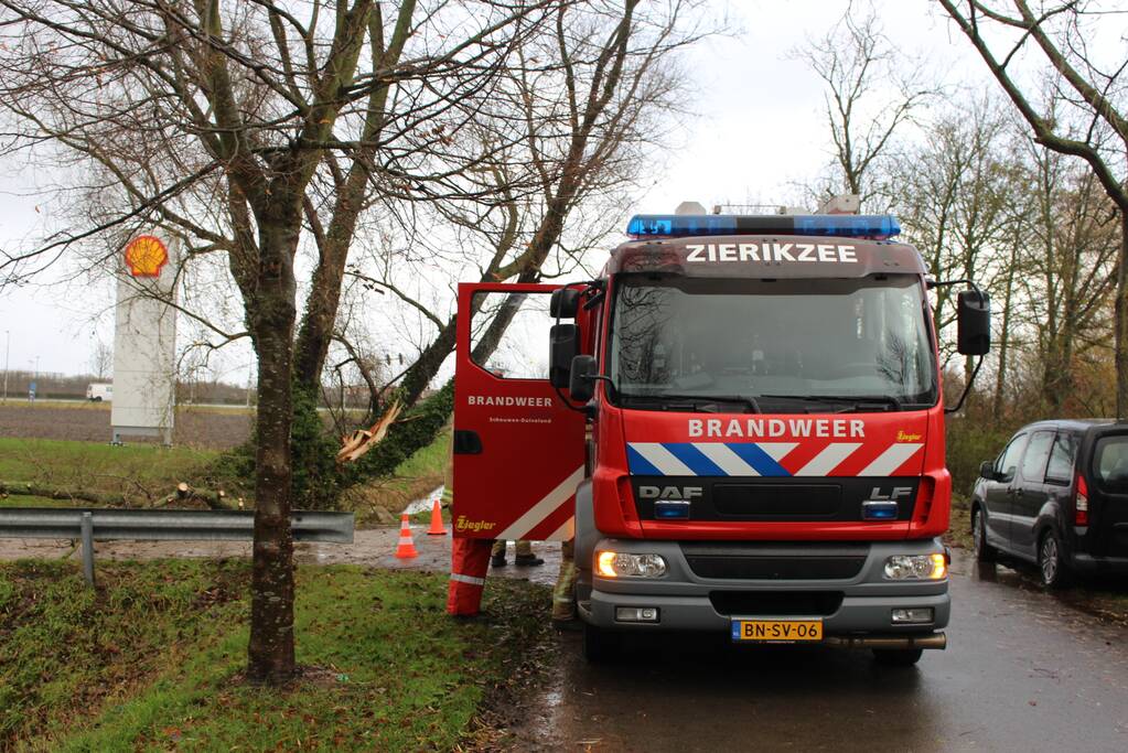 Uitgang Shell-tankstation geblokkeerd door omgewaaide boom