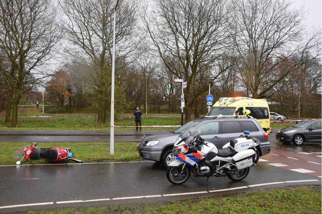 Scooterrijdster gewond na botsing met personenauto