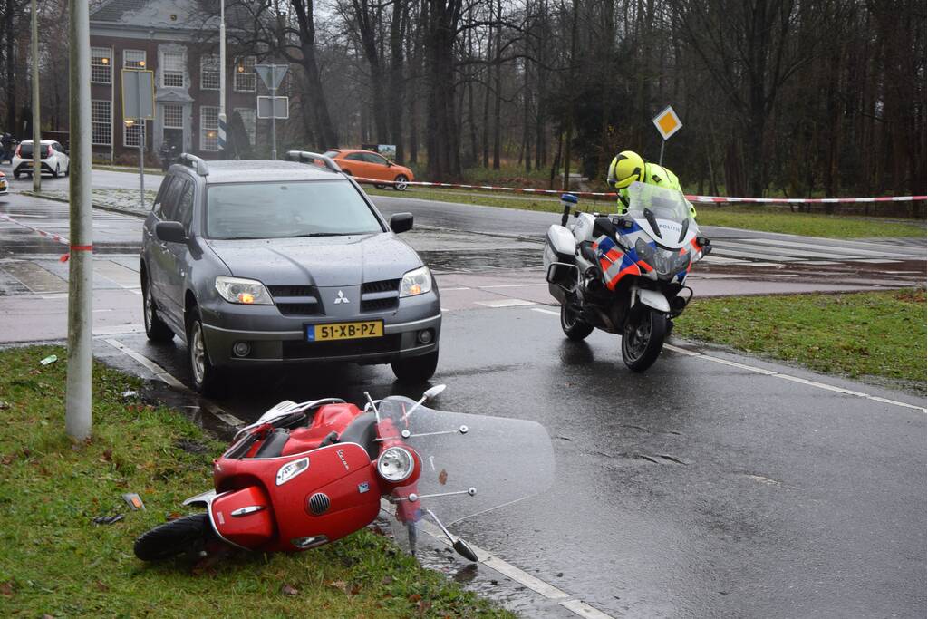 Scooterrijdster gewond na botsing met personenauto