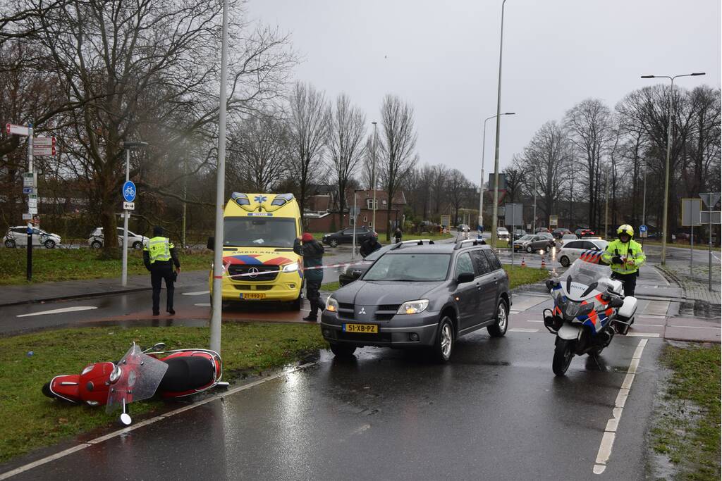Scooterrijdster gewond na botsing met personenauto