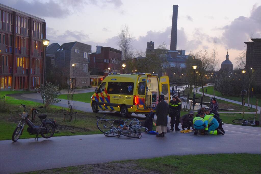 Snorfietser gewond na botsing met fietser