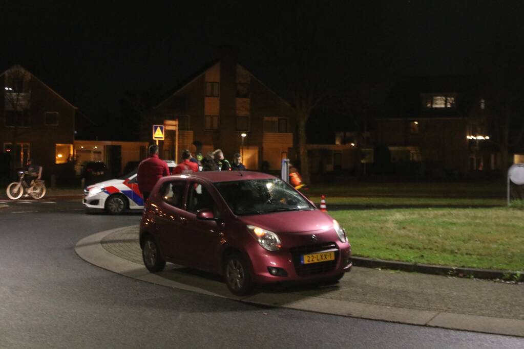 Fietser geschept door auto op rotonde