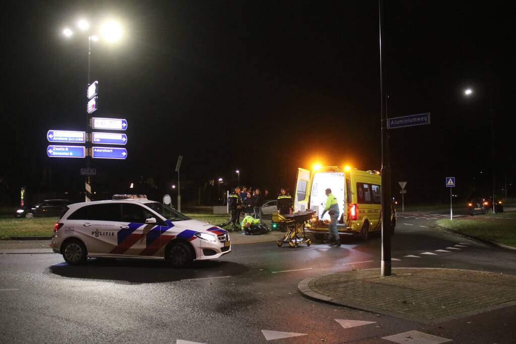 Fietser geschept door auto op rotonde