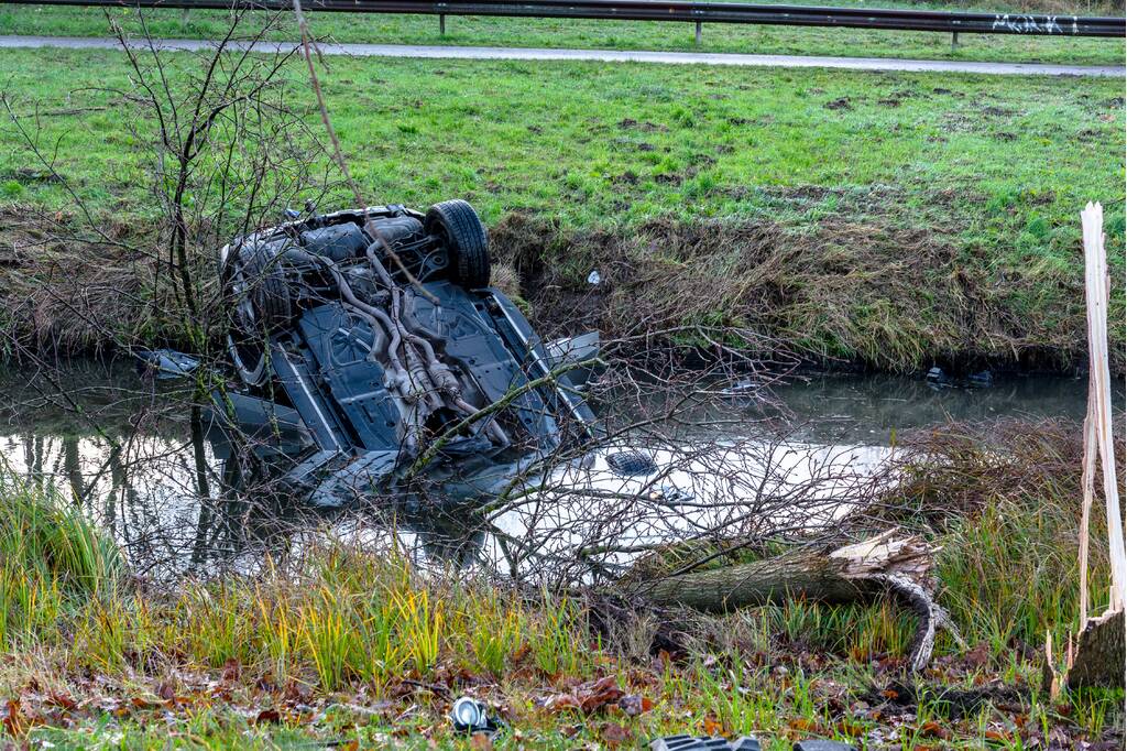 Auto te water geraakt