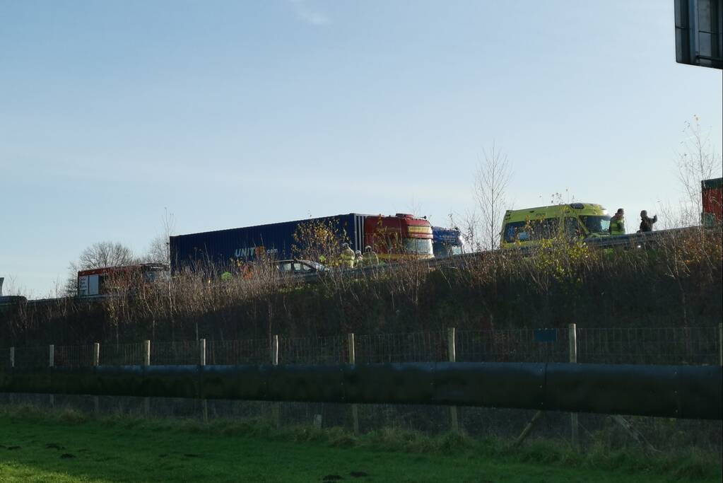 Rijstrook afgesloten na ongeval op snelweg