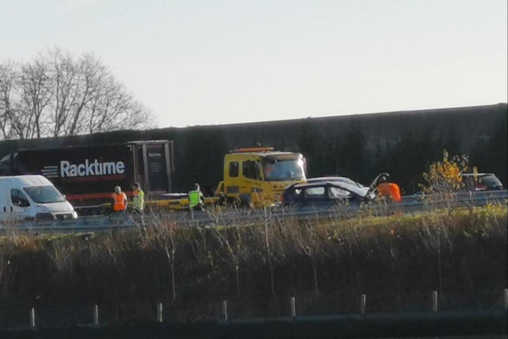 Rijstrook afgesloten na ongeval op snelweg