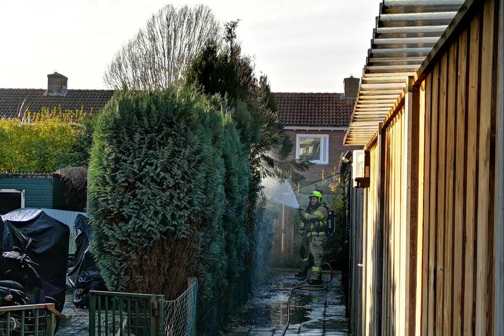 Coniferenhaag vliegt in de brand