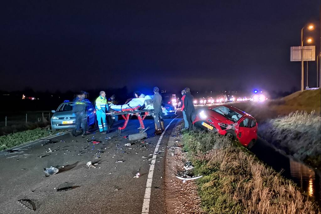 Personenauto's belanden in water na ongeval