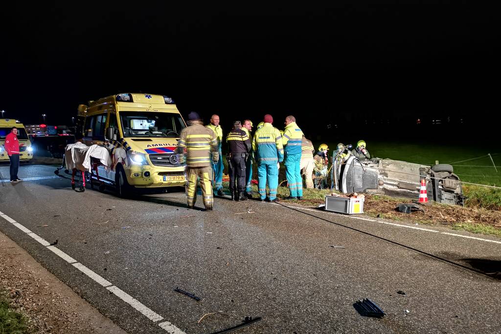 Personenauto's belanden in water na ongeval