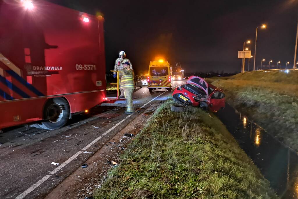 Personenauto's belanden in water na ongeval