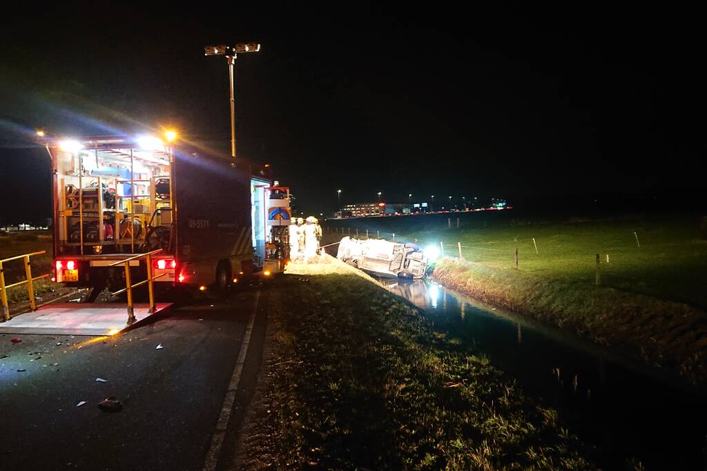 Personenauto's belanden in water na ongeval