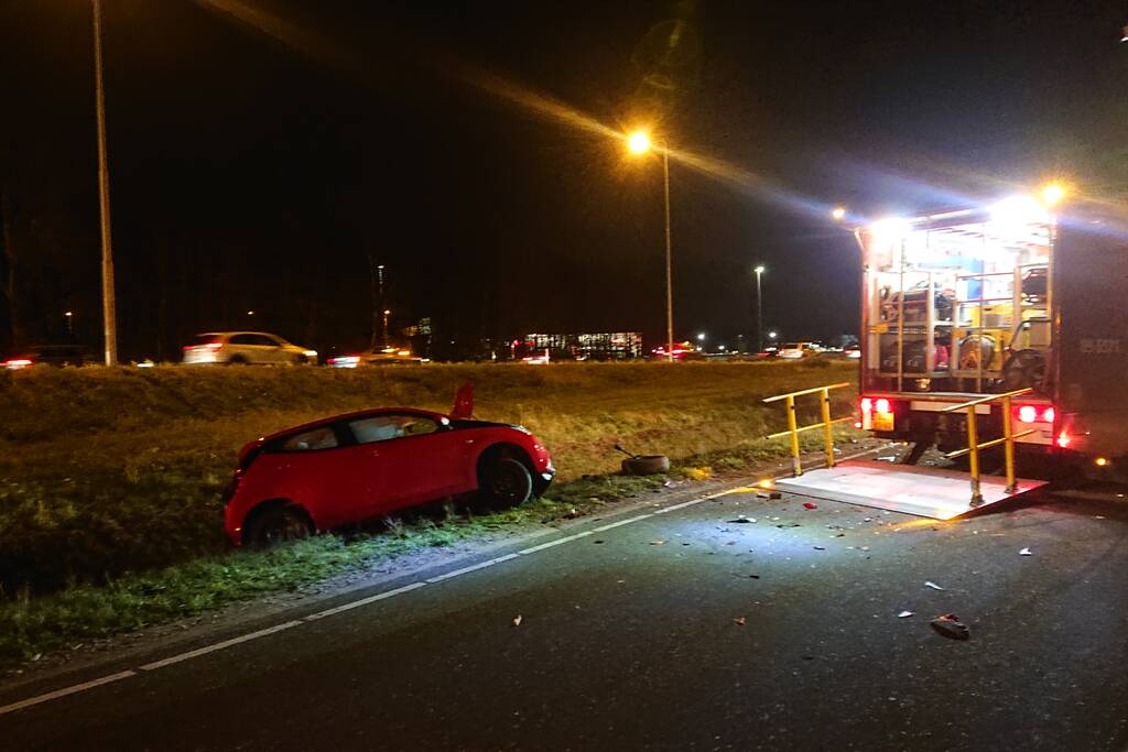 Personenauto's belanden in water na ongeval