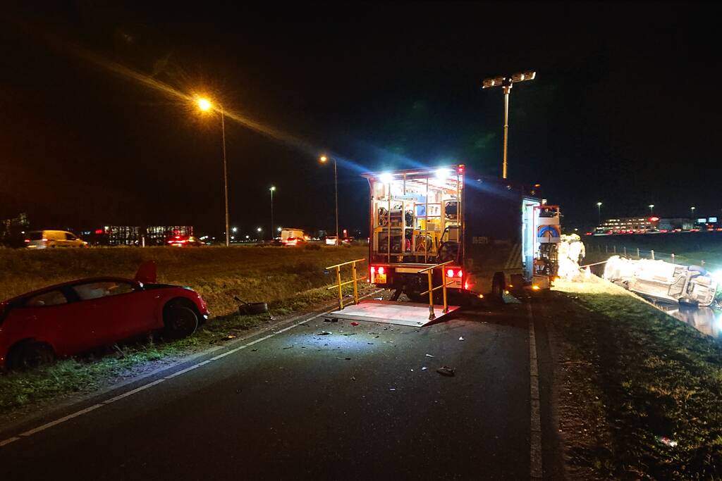 Personenauto's belanden in water na ongeval