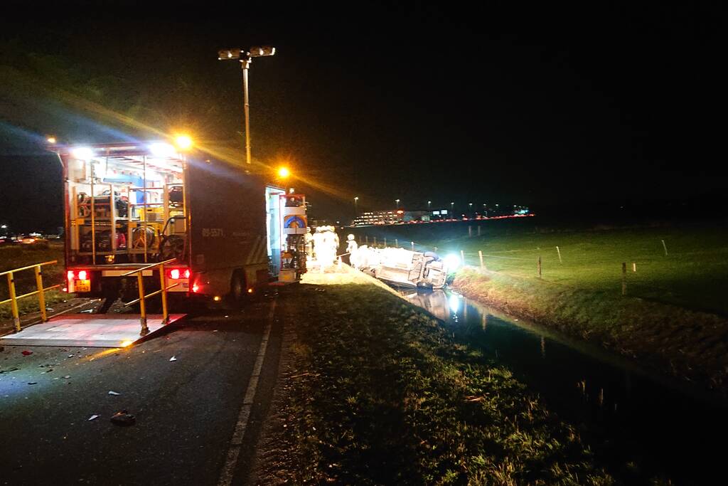 Personenauto's belanden in water na ongeval