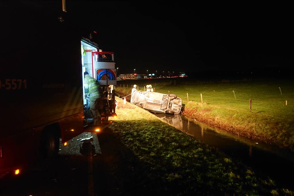 Personenauto's belanden in water na ongeval
