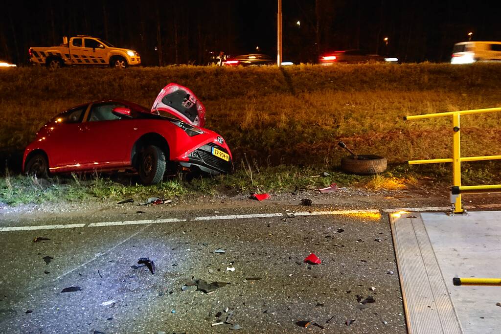 Personenauto's belanden in water na ongeval