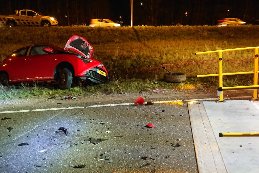 Personenauto's belanden in water na ongeval