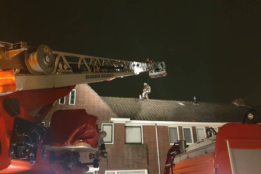 Brandweer veegt schoorsteen na brand