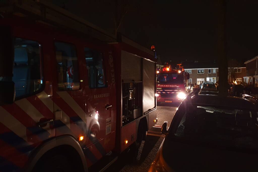 Brandweer veegt schoorsteen na brand