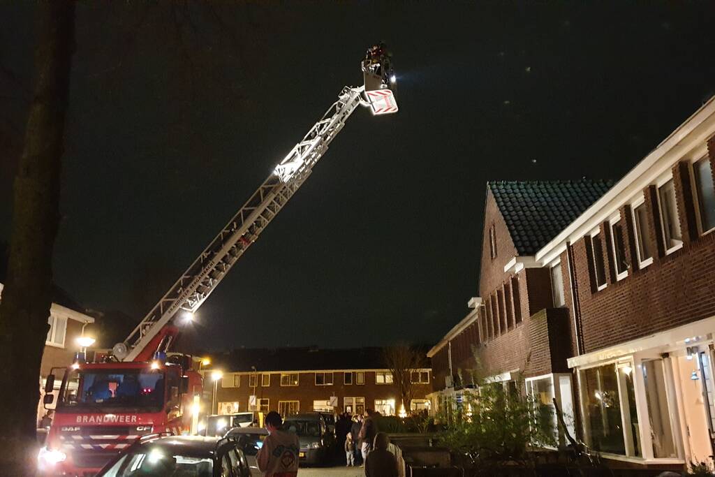 Brandweer veegt schoorsteen na brand