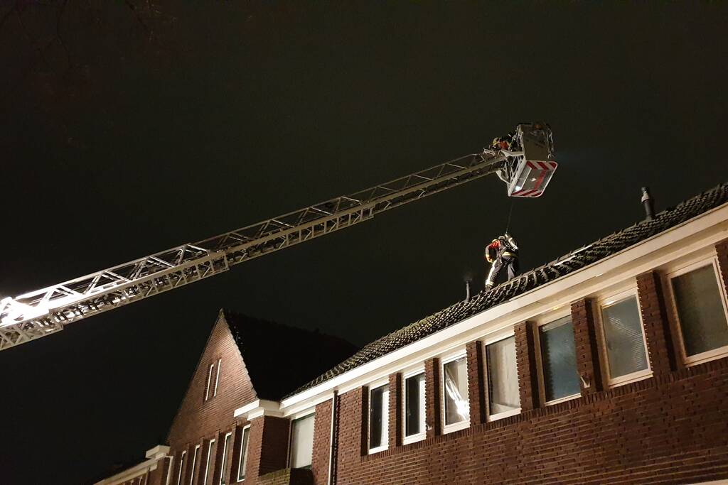 Brandweer veegt schoorsteen na brand