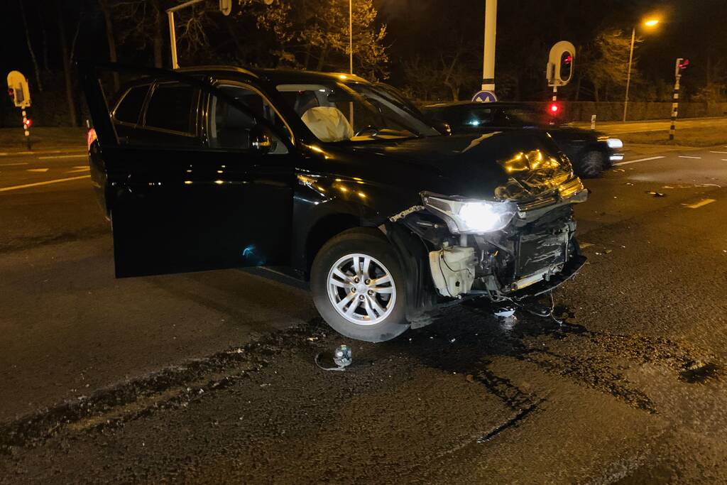 Twee personenautos flink beschadigd na ongeval