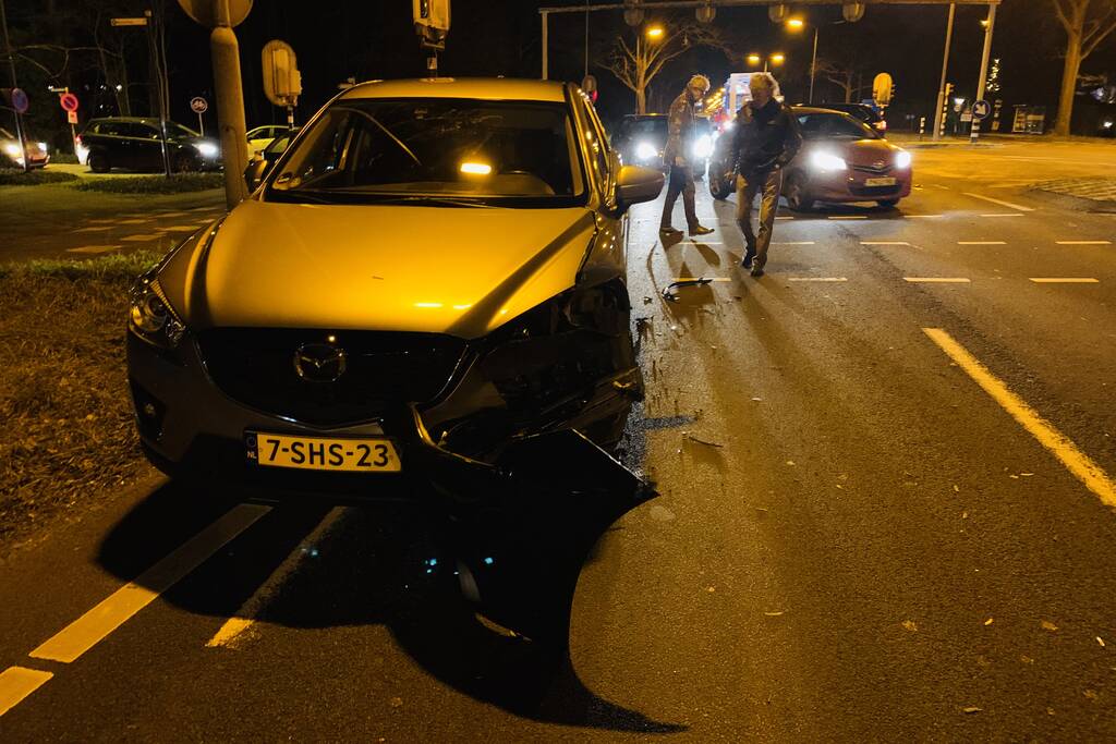 Twee personenautos flink beschadigd na ongeval