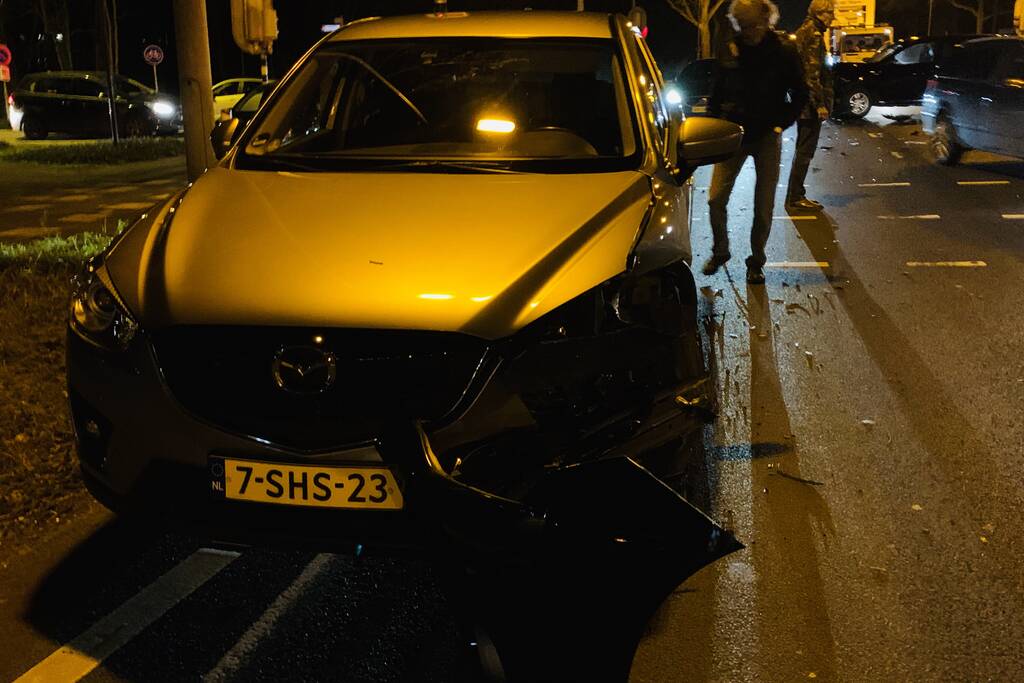 Twee personenautos flink beschadigd na ongeval