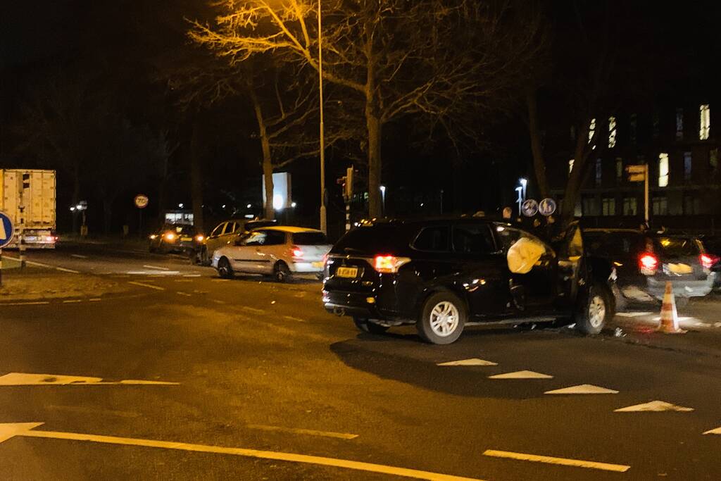 Twee personenautos flink beschadigd na ongeval