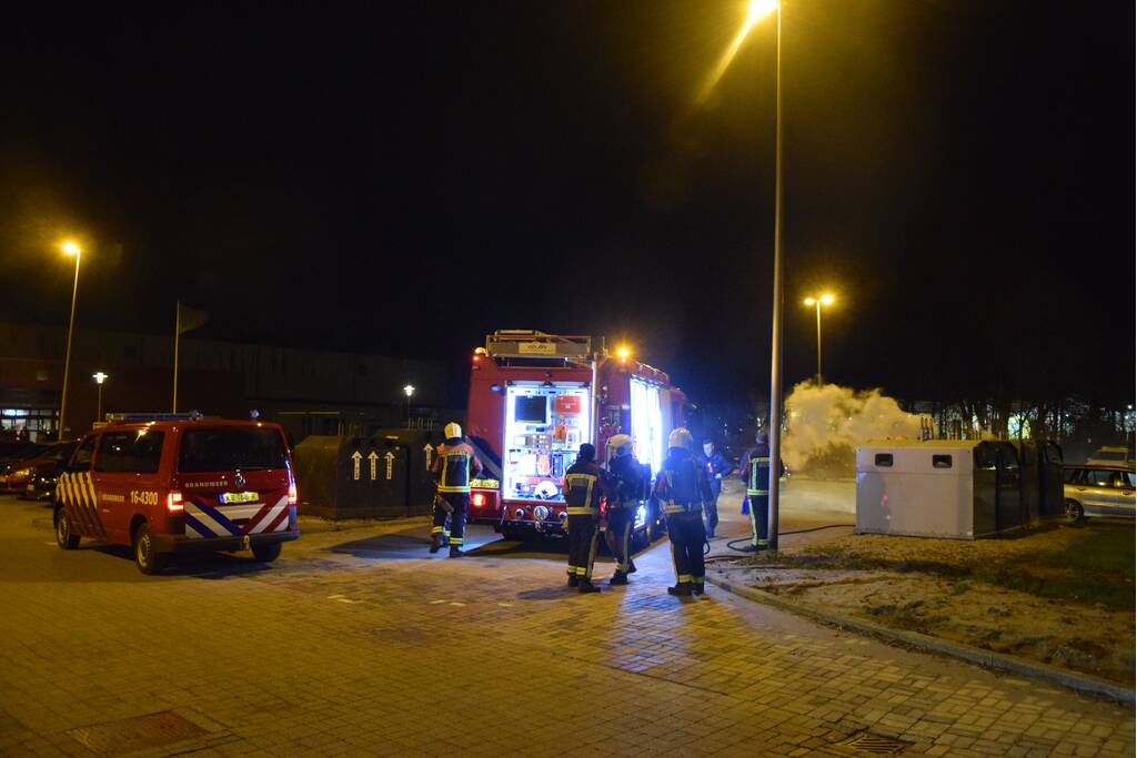 Brandweer blust brand in container
