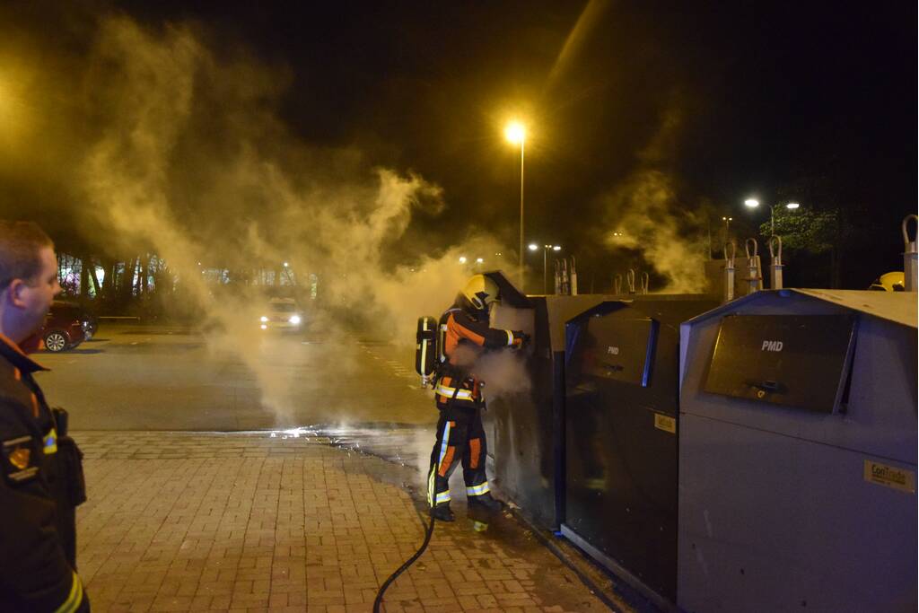 Brandweer blust brand in container