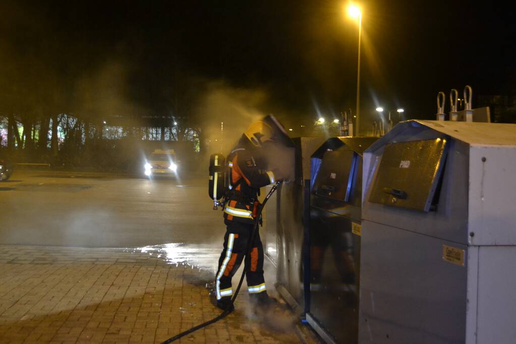 Brandweer blust brand in container