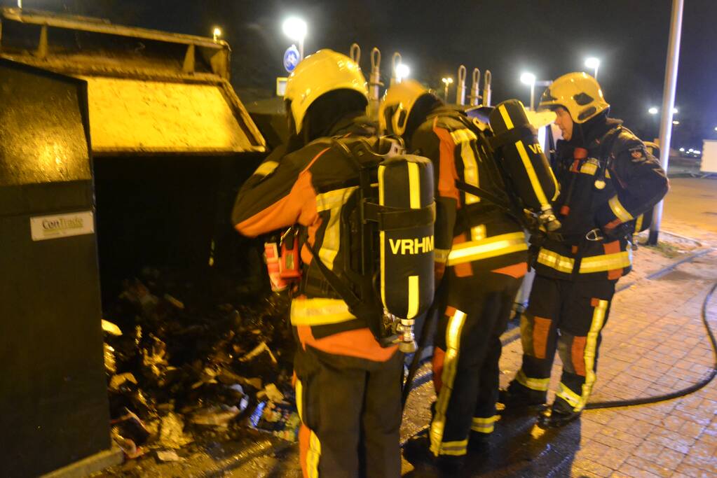 Brandweer blust brand in container