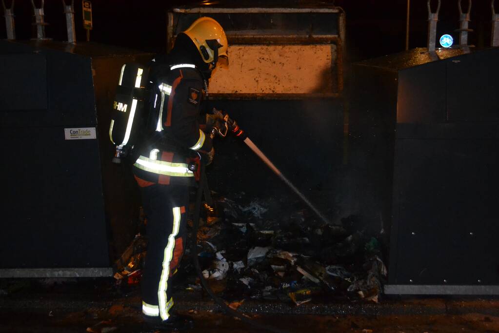 Brandweer blust brand in container