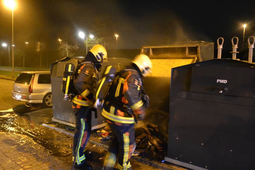 Brandweer blust brand in container