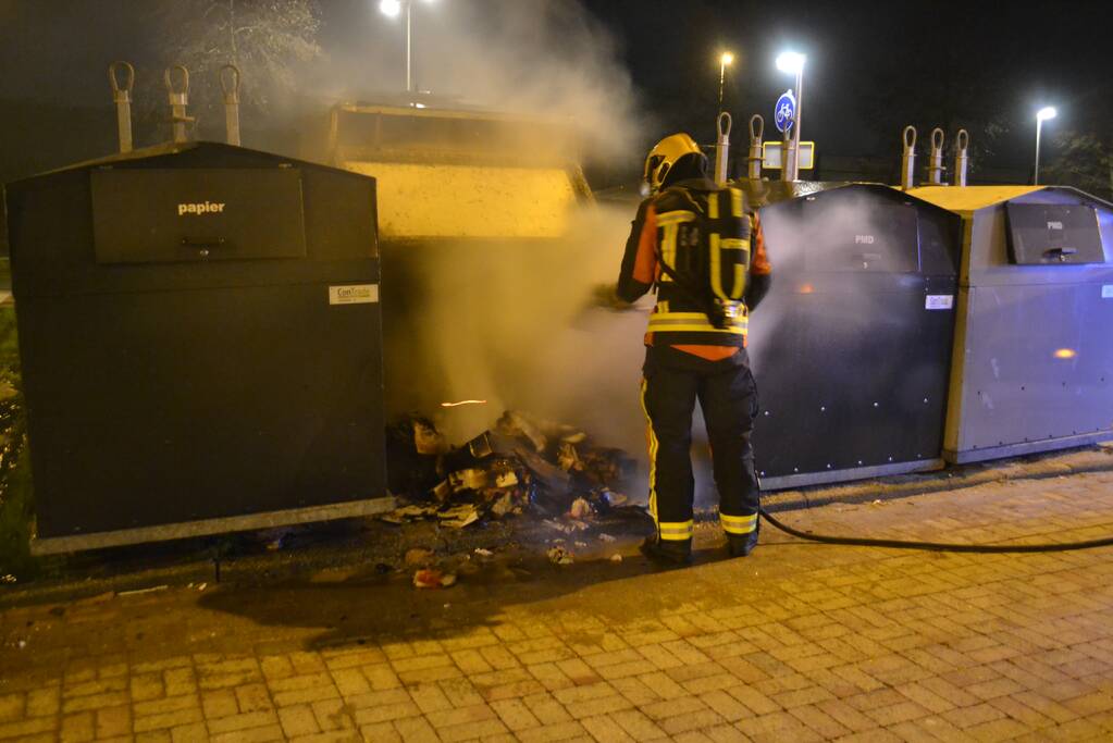 Brandweer blust brand in container