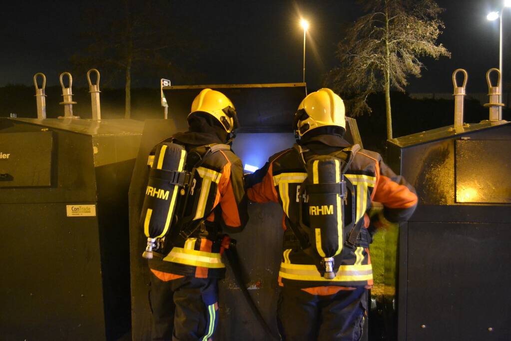 Brandweer blust brand in container