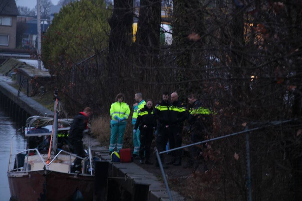 Vrouw onwel geraakt op boot, man wordt agressief