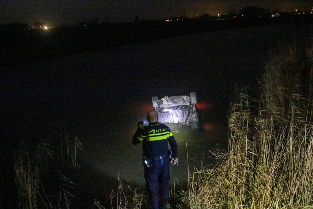 Personenauto slaat over de kop en belandt in sloot na inhaalactie