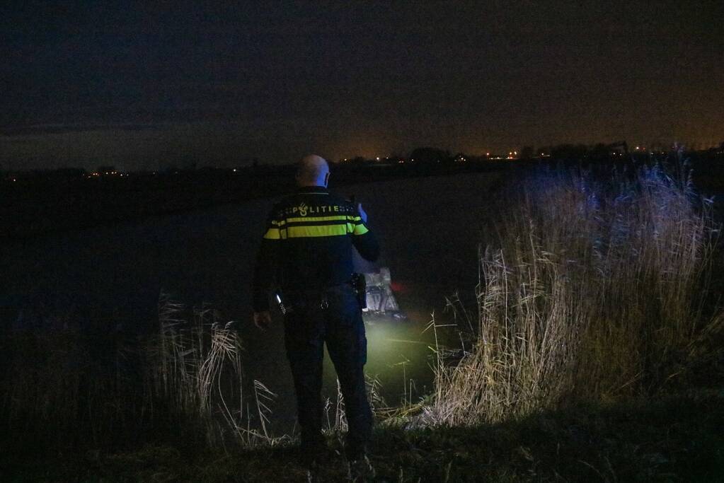Personenauto slaat over de kop en belandt in sloot na inhaalactie