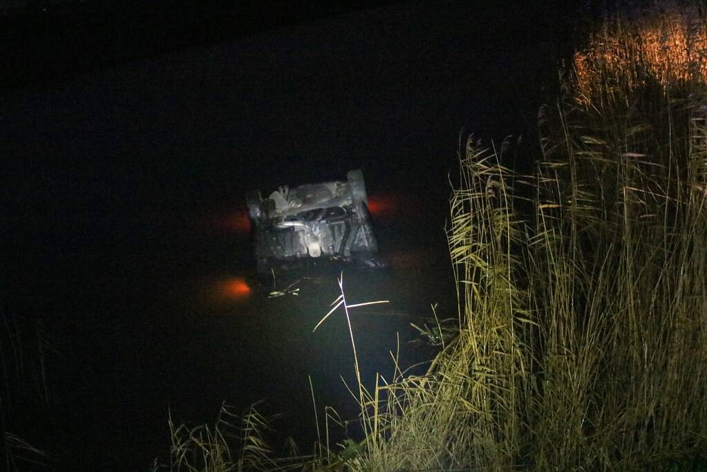 Personenauto slaat over de kop en belandt in sloot na inhaalactie