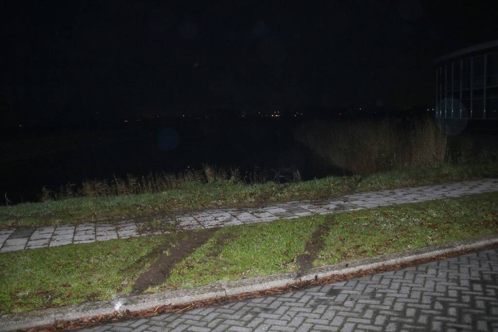 Personenauto slaat over de kop en belandt in sloot na inhaalactie